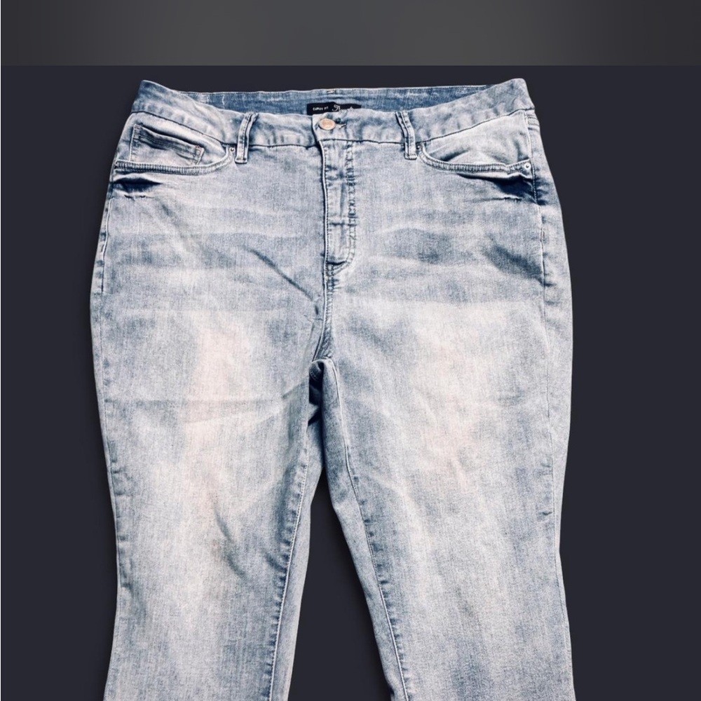 Light Wash Women's capri Jeans - Classic Fit